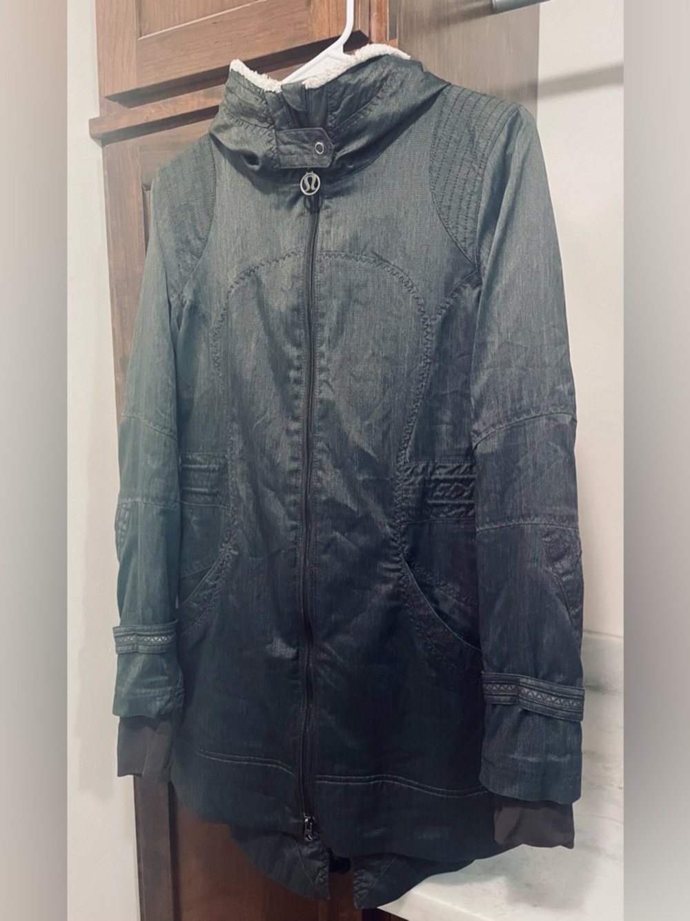 Lululemon Athletica Women’s Dark Gray Hooded Jacket Large